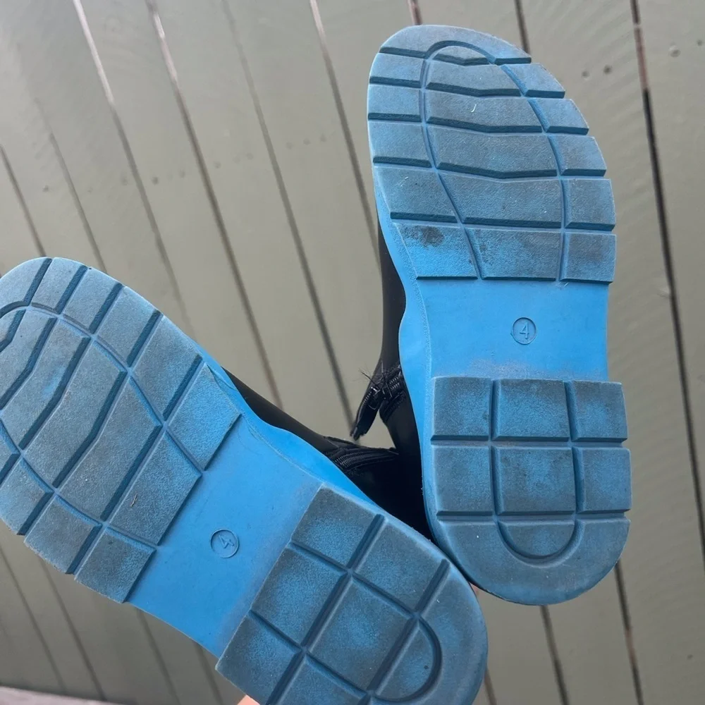 Kids boots size 4 excellent condition